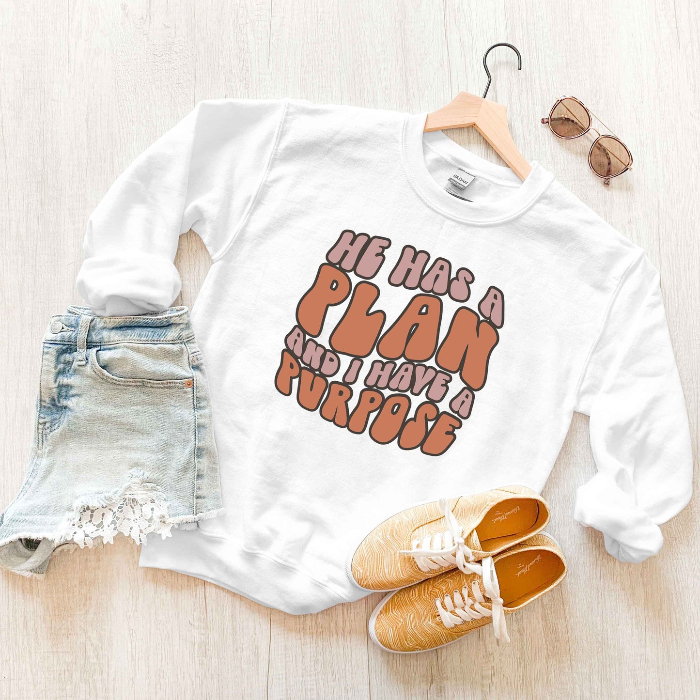 Retro He Has A Plan | Sweatshirt